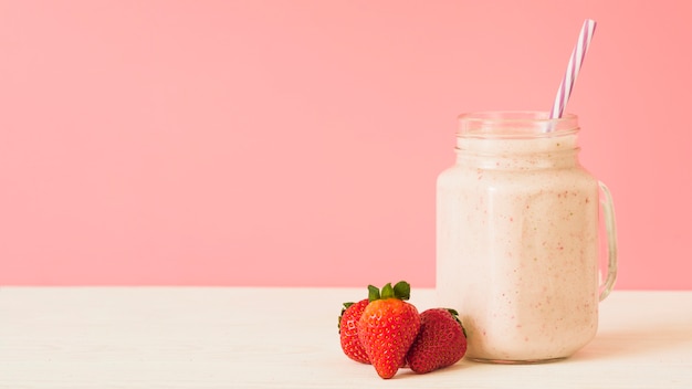 Batido de fresa en la mesa