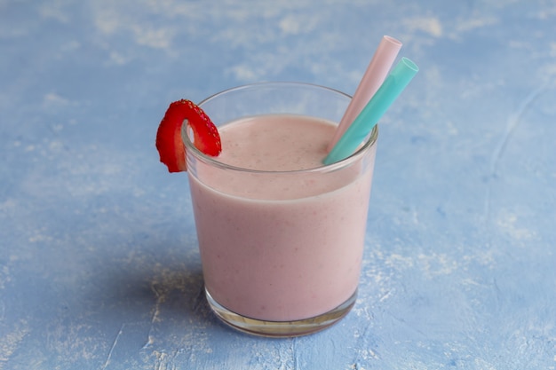 Batido de fresa nutritivo. Bebida orgánica fresca de la baya vegetariana.