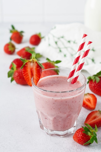 Batido de fresa o batido con bayas y avena en frasco de vidrio