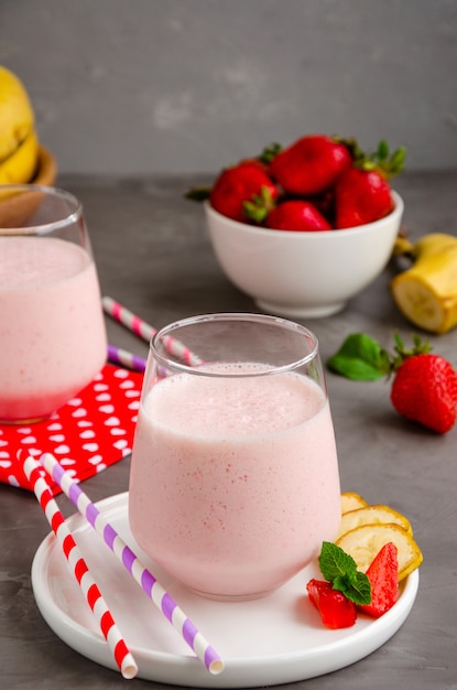 Foto batido de fresa o batido con plátano en un vaso