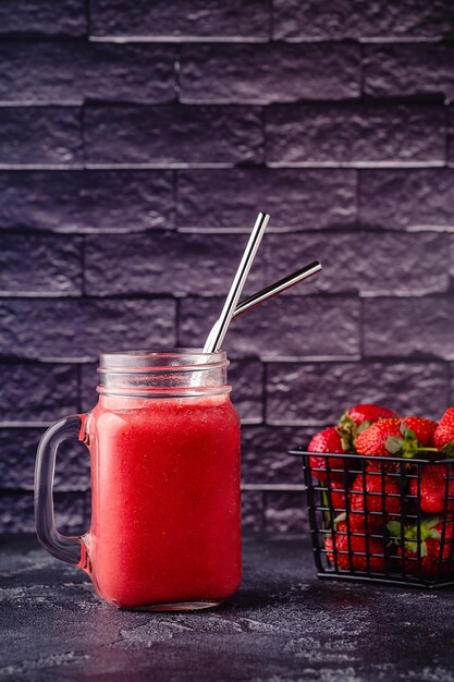 Foto batido de fresa o cóctel en el frasco de vidrio