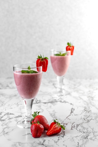 Batido de fresa de plátano postre de fresa fondo gris claro lugar para usted texto de alta calidad ...