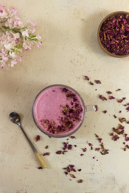 Batido de fresa rosa sobre la mesa