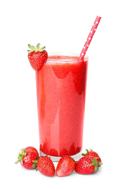 Batido de fresa sobre fondo blanco.