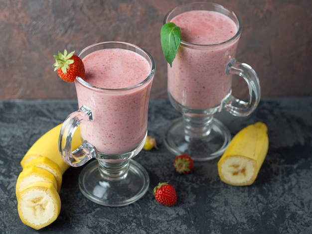 Batido de fresa sobre fondo de piedra