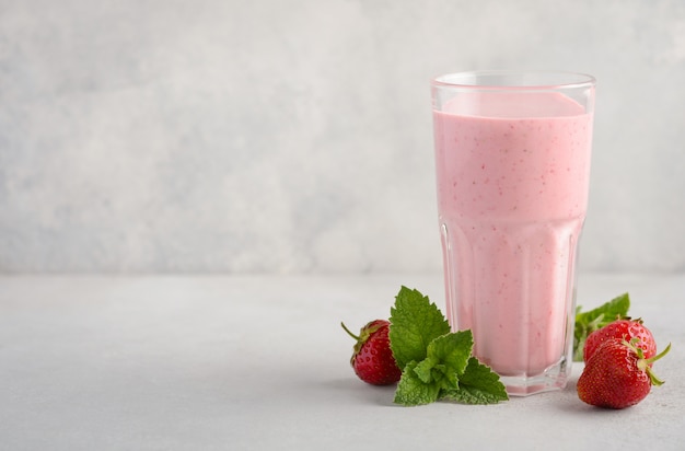 Batido de fresa sobre hormigón gris