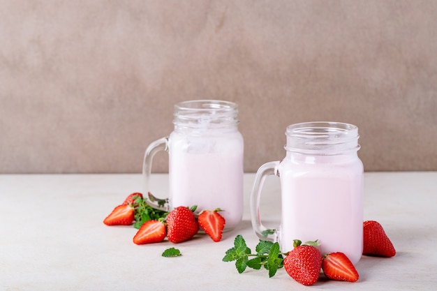 Batido de fresa en tarros de cristal.