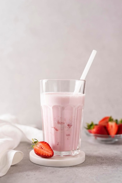 Batido de fresa con trozos de bayas en un primer plano de vidrio