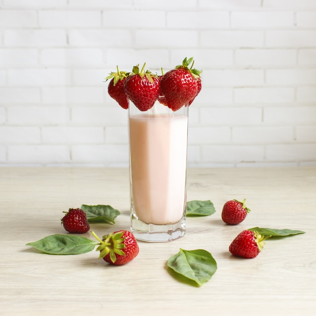 Batido de fresas y leche.