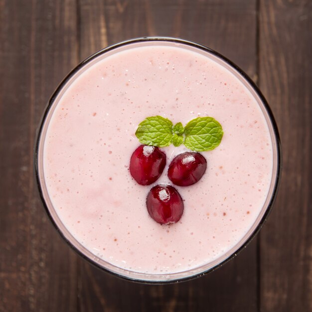 Batido de fruta de arándano en el fondo de madera, alimentación saludable.