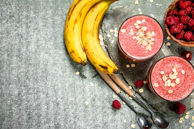 Batido de frutas con frutos rojos.