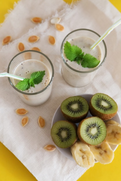 Foto batido de frutas en vasos con leche