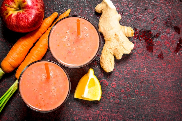 Batido de frutas en vasos de mesa rústica.