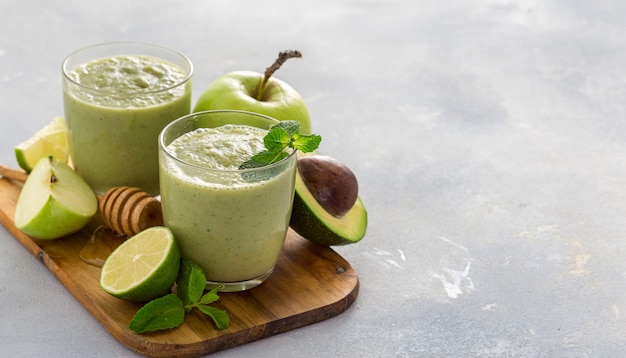 Batido de frutas verdes sobre una mesa