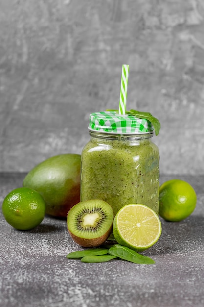 Batido de frutas y verduras verdes recién hecho