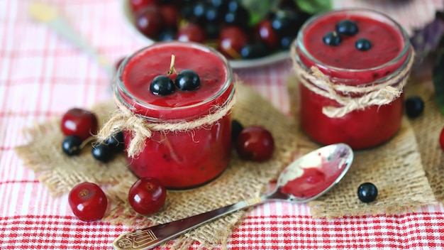 Foto batido de frutos del bosque.