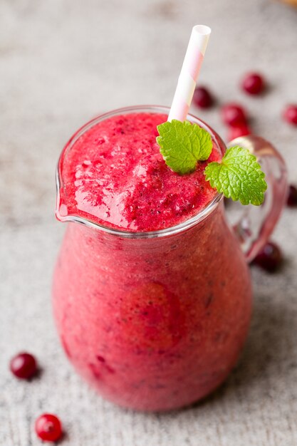 Batido de grosellas rojas con hojas de menta