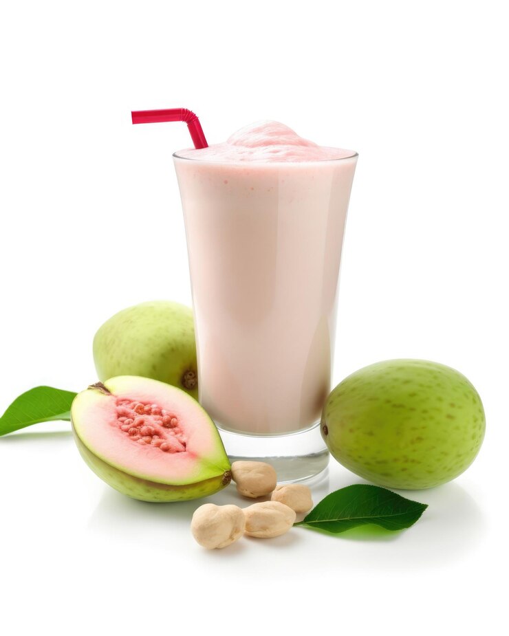 Batido de guayaba con fondo blanco aislado