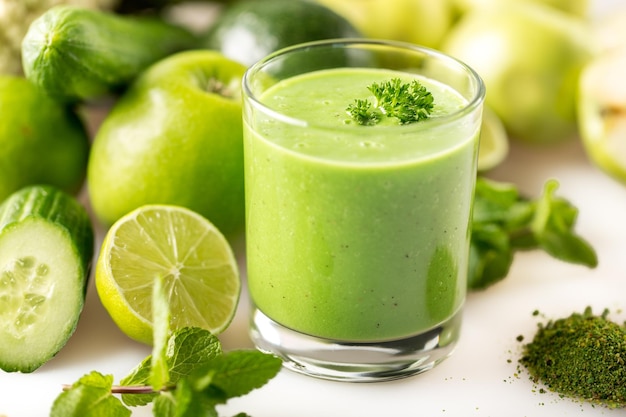 Batido de jugo fresco hecho con verduras orgánicas, espirulina, proteínas en polvo