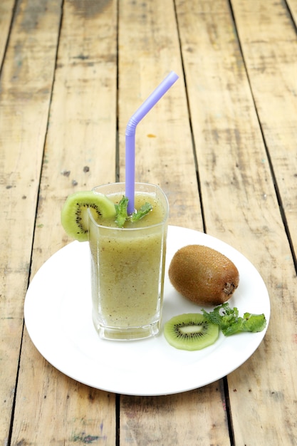 Batido de jugo de kiwi, tablón de madera.