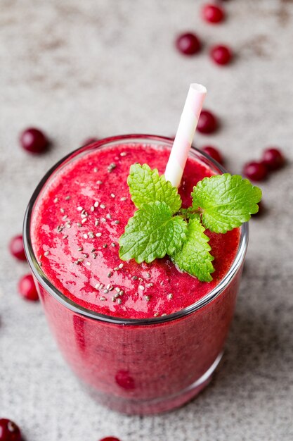 Batido de jugo de rosa sobre fondo gris