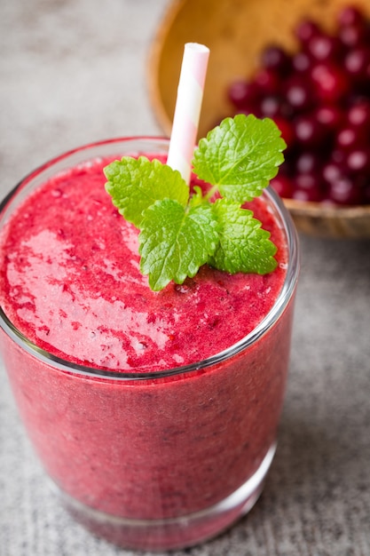 Batido, jugo de rosa sobre fondo gris.