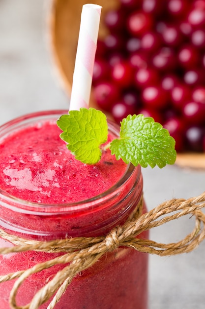 Batido, jugo rosa sobre el gris