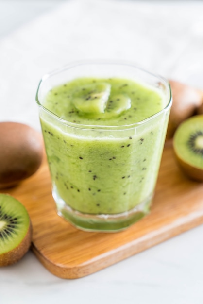 Batido de kiwi fresco saludable en vidrio