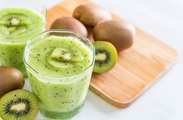 Batido de kiwi fresco saludable en vidrio