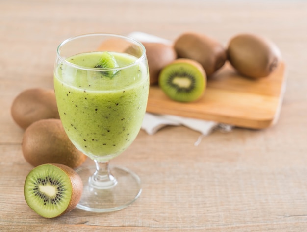 Batido de kiwi fresco saludable en vidrio