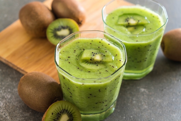 Batido de kiwi fresco saludable en vidrio