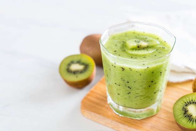 Batido de kiwi fresco saludable en vidrio