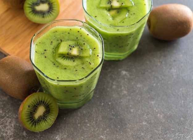 Batido de kiwi fresco saludable en vidrio