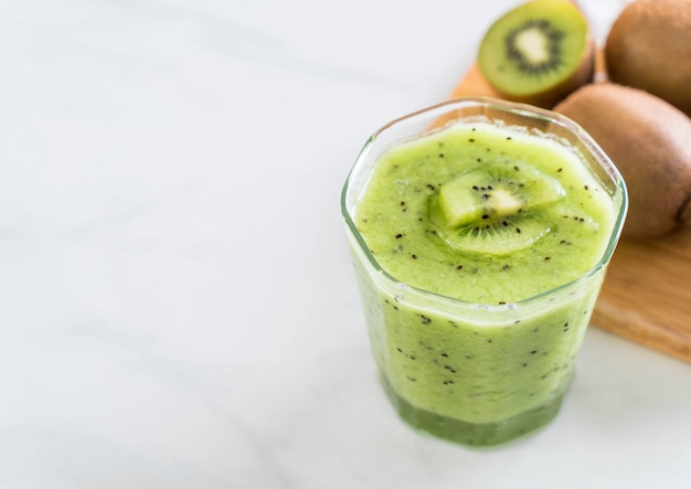 Batido de kiwi fresco saludable en vidrio