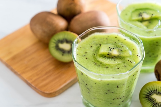 Batido de kiwi fresco saludable en vidrio