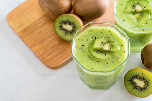 Batido de kiwi fresco saludable en vidrio