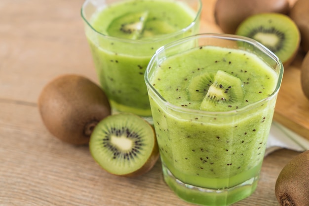 Batido de kiwi fresco saludable en vidrio