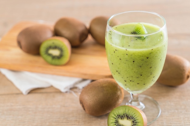 Batido de kiwi fresco saludable en vidrio