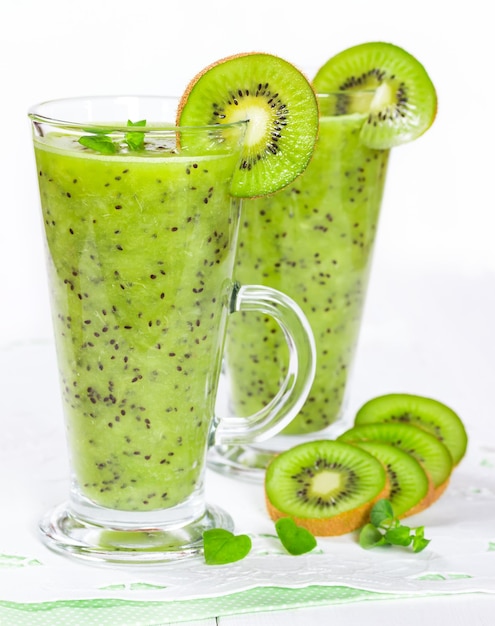 Batido con kiwi en primer plano de fondo blanco