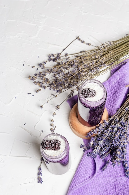 Batido de lavanda con copos de coco y mora congelada