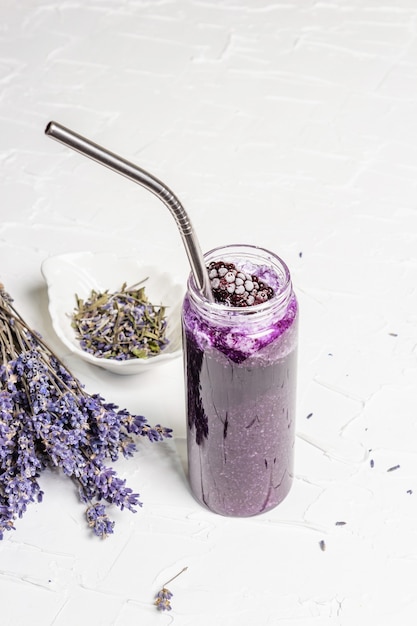 Batido de lavanda con copos de coco y mora congelada