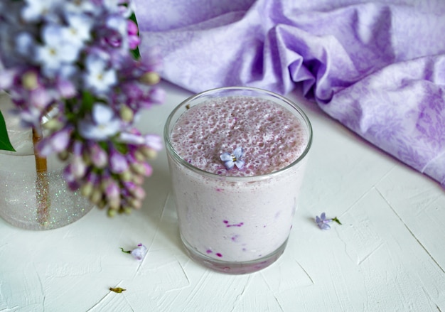 Batido De Leche Con Arándanos En Blanco