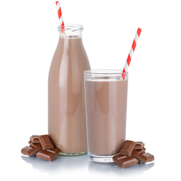 Batido de leche con chocolate batido botella de vidrio paja aislado en blanco