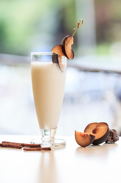 Batido de leche con ciruelas frescas