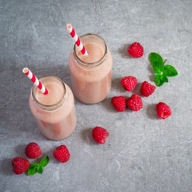 Batido de leche con frambuesas y moras.