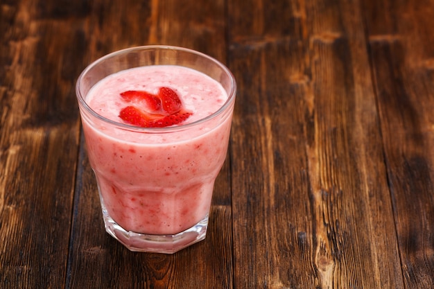 Foto batido de leche de fresa en un vaso