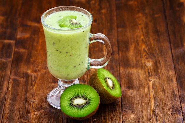 Batido de leche de manzana y kiwi en un vaso