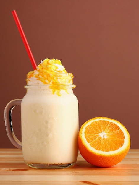 Batido de leche en mesa de madera