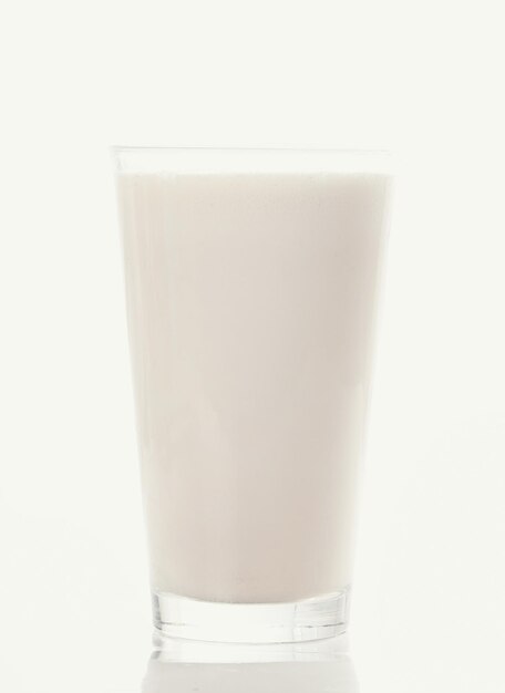 Foto batido de leche o un vaso de leche aislada