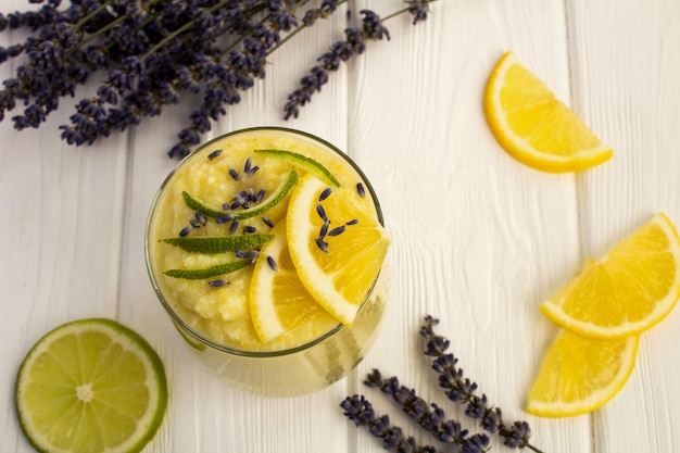 Batido de limón y lavanda en el fondo de madera blancaVista superior